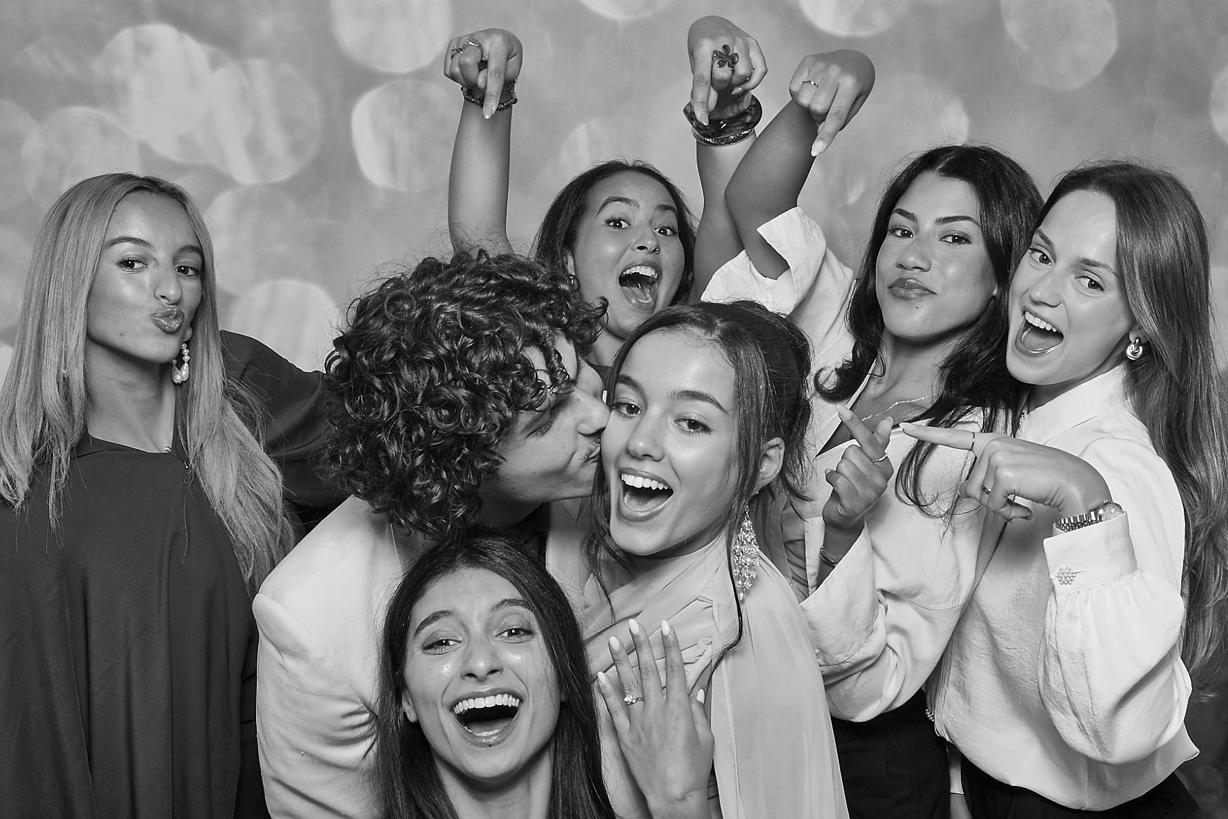 Vrienden die samen lachen in de zwart-wit photobooth