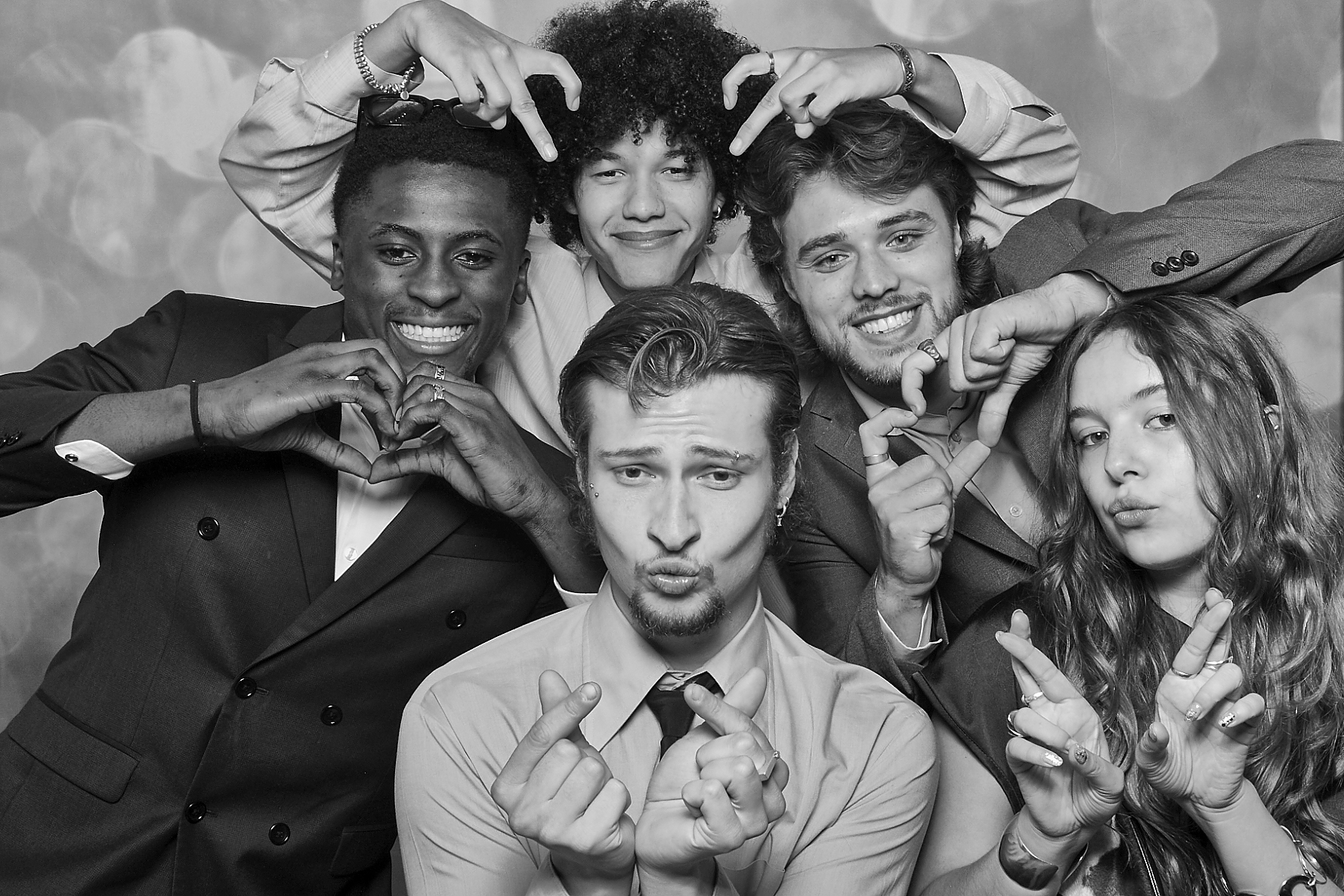 Vriendengroep die naar de camera wijst in de photobooth